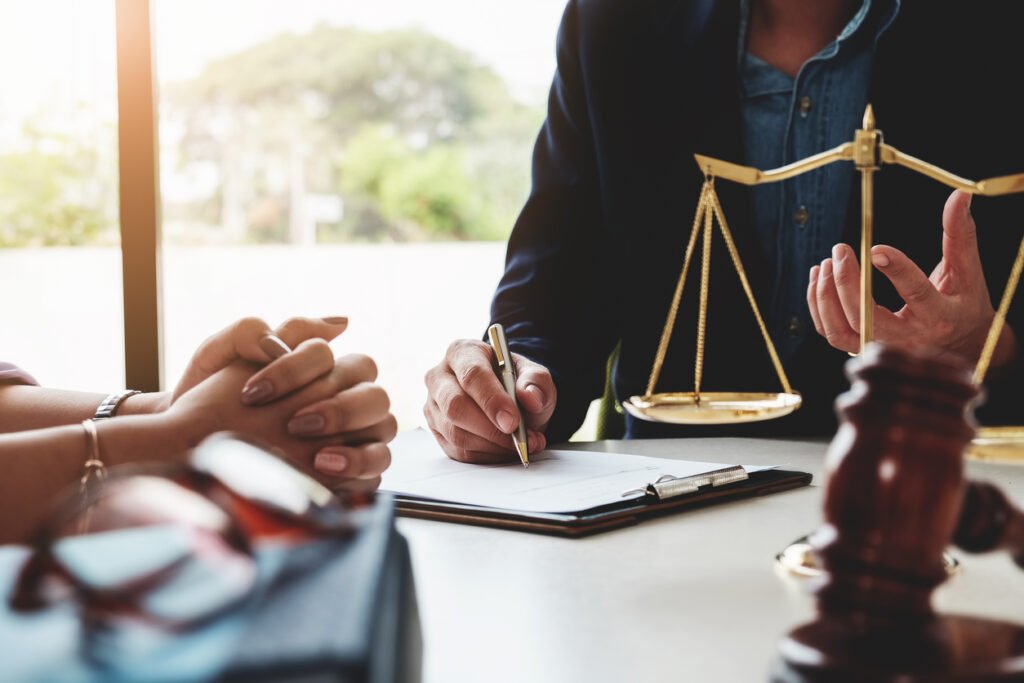 Law should know concept, The lawyer explained to the client to plan the case in court. Maiz Peña Abogado en Burgos